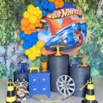 Arco de balões + trio cilindros coloridos + mini cômoda azul +R$ 130,00