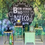 Três mesas douradas + mini cômoda verde +R$ 30,00