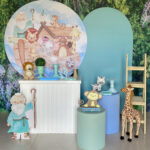 Dois cilindros com capa + cômoda branca + romano azul + escadinha