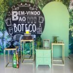 Três mesas douradas + mini cômoda verde + romano verde +R$ 90,00