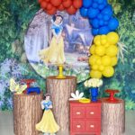 Arco balões + três cilindros + mini cômoda vermelha +R$ 30,00