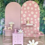 Três mesas aramadas rosa + mini cômoda + dois romanos (rosa/margarida)