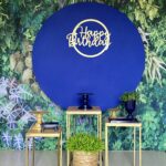 Três mesas douradas + Painel azul
