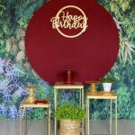 Três mesas dTrês mesas douradas + painel vermelho vinhoouradas + mini cômoda verde + romano verde