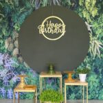 Três mesas douradas + painel verde