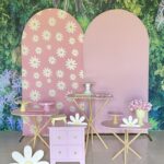 Três mesas palito + mini cômoda rosa + dois romanos ( rosa/margarida)
