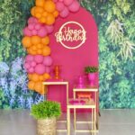 Arco balões + três mesas quadradas + vaso com arranjo de chão + happy B. +R$ 20,00