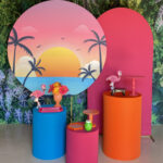 Três mesas coloridas + romano rosa pink +R$ 60,00
